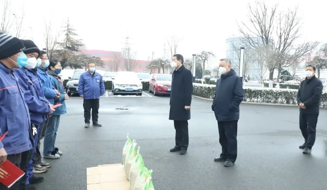王宝玉书记到荣耀体育在线注册_荣耀体育（中国）看望慰问职工和劳模李静敏